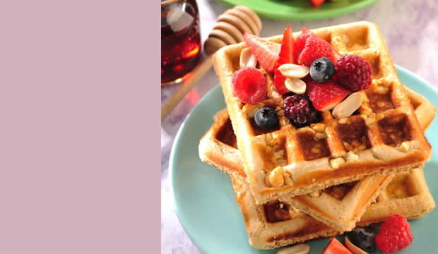 Waffles integrales de cacahuate con frutos rojos para mimarte cualquier mañana de fin de semana