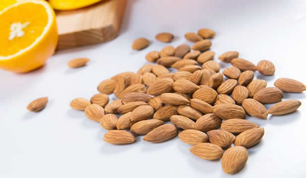 Consumir almendras como snack puede mejorar la alimentación de padres e hijos