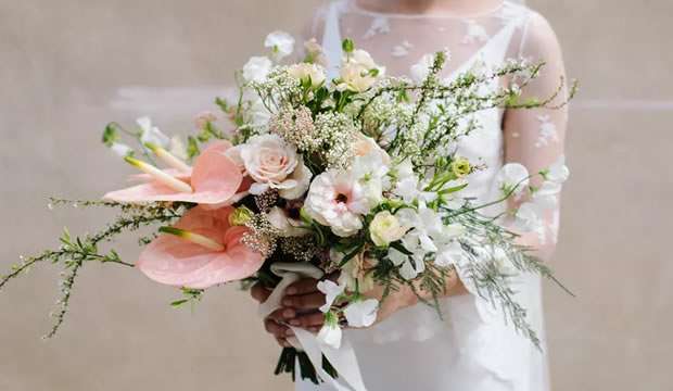 El color rosa es el favorito de las prometidas para usar en su ramo de novia