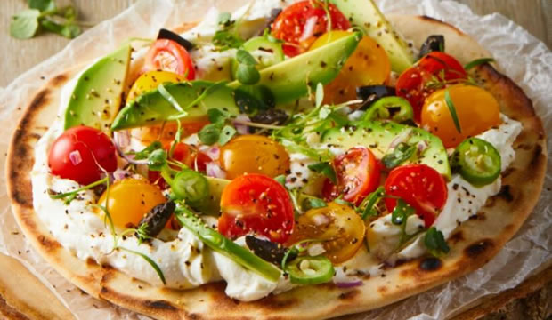 Receta de pan pita con jocoque y aguacate (y una copita de vino)