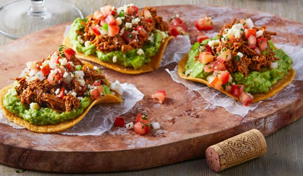 Receta de tostadas de chilorio con guacamole