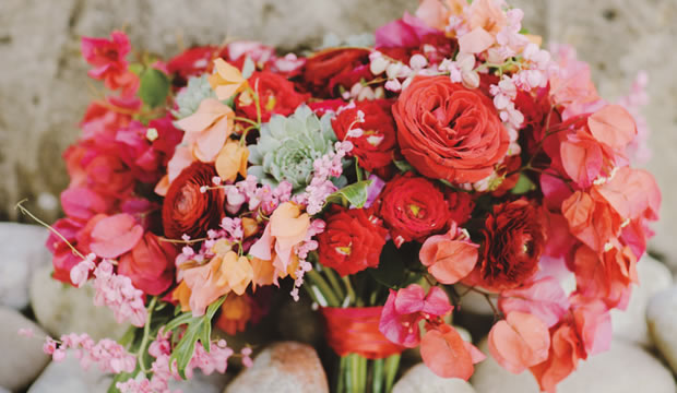 25 románticos ramos de novia en el color de la pasión