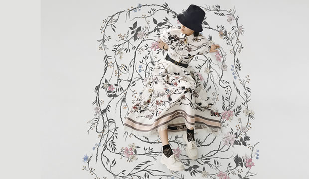 Dior se inspira en la rosa Mutabilis para su colección de otoño