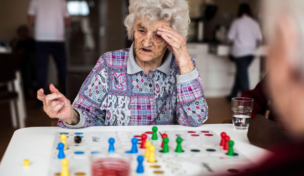 Científicos identifican proteína asociada con el cáncer de ovario que exacerba la neurodegeneración del Alzheimer