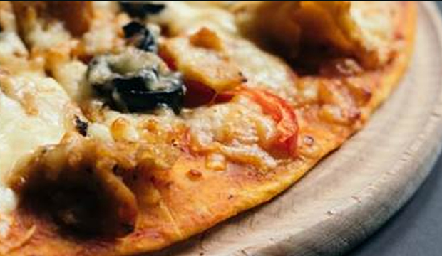 Esta deliciosa pizza de jamón serrano y aceitunas negras se convertirá en tu favorita