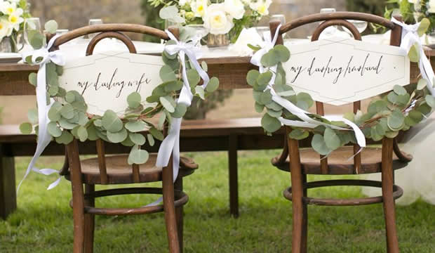 Ideas para decorar las sillas de los novios en la recepción de bodas