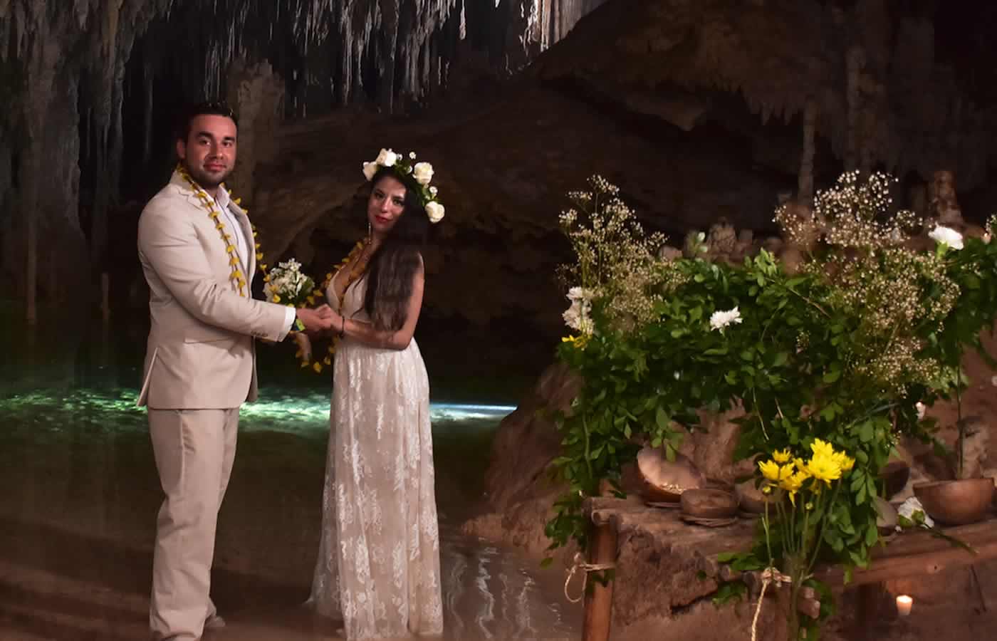 Cásate en una majestuosa cueva milenaria escondida bajo la selva de la Rivera Maya