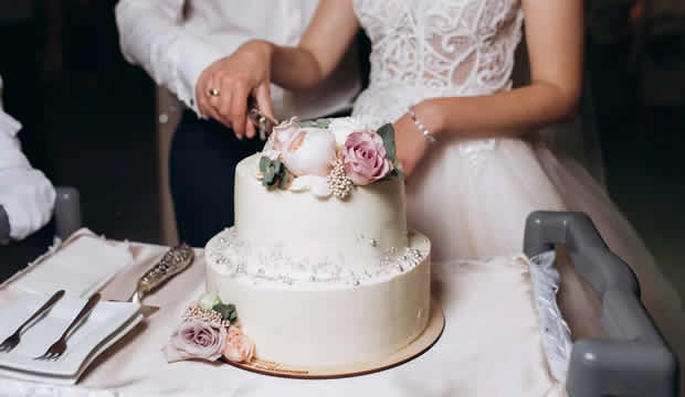 Cómo cortar un pastel de bodas según su forma