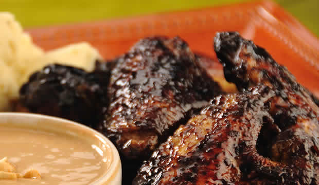 Esta es la receta de alitas de pollo con salsa de cacahuate que todos quieren probar
