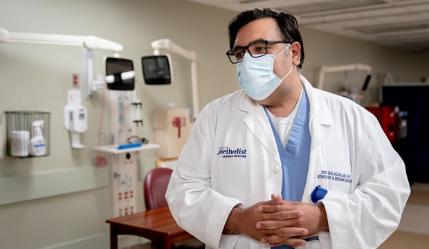 Este doctor de ascendencia mexicana es reconocido como héroe latino en la batalla contra el Covid-19