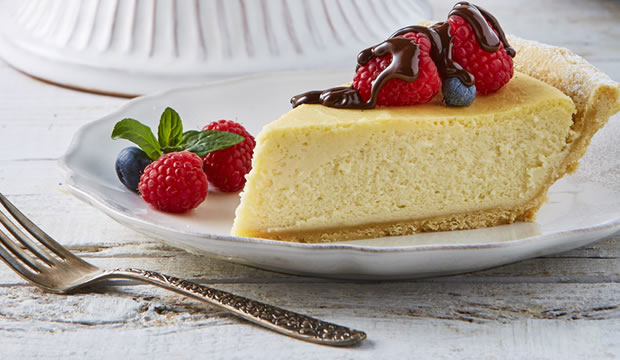 Cheesecake de vainilla con hojuelas de papa y frutos rojos con chocolate