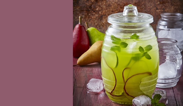 Refréscate con esta deliciosa receta de agua de pera con limón y hierbabuena