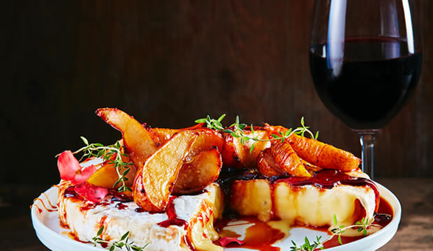 La deliciosa receta de queso Brie con peras caramelizadas de Rioja