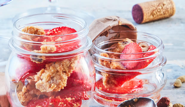 Tienes que probar estas fresas marinadas con crumble de avellana y una copa de tinto Rioja