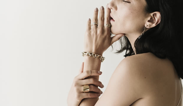 La firma de joyería mexicana Juliet Aurel presenta sus nuevos diseños que perduran con el tiempo