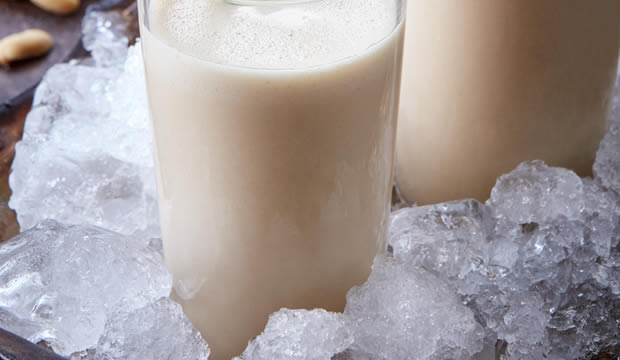 La horchata de coco y cacahuate es tan deliciosa, ¡qué la querrás preparar todos los días!