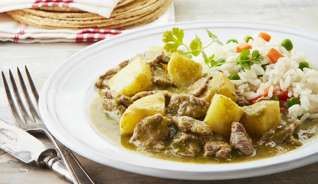 Los bisteces con papas en salsa verde que se convertirán en tus favoritos, ¡son estos!
