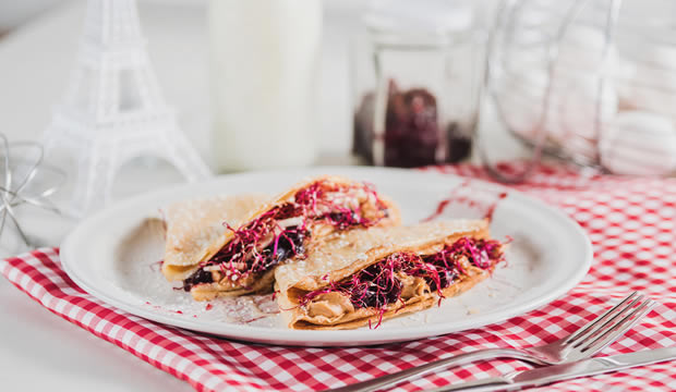 Crepas dulces con germinado de betabel, el súper postre favorito de todos