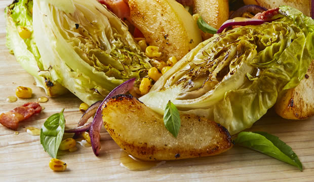 Ensalada de lechuga y pera asada con tocino y maple