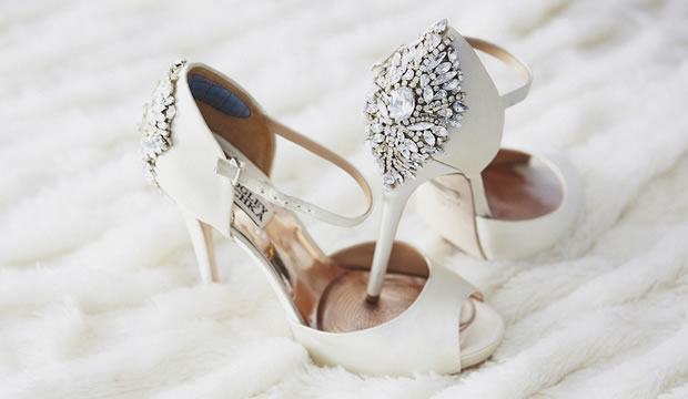 Zapatos de novia con tacones espalda de cristal