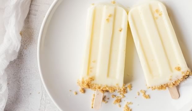 Consiente a tu paladar con unas deliciosas paletas heladas de pay de limón con La Lechera