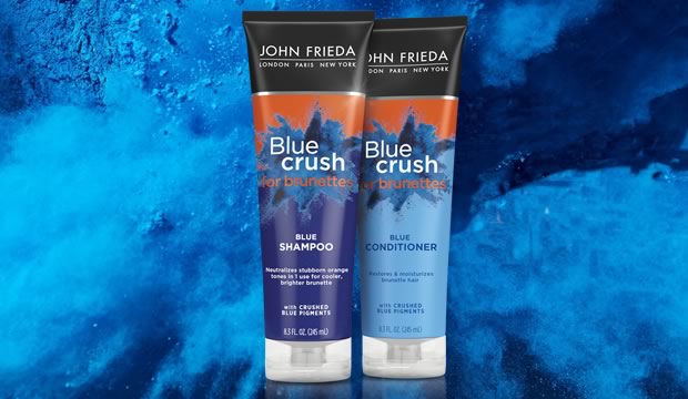 Aplasta los tonos naranja y cobrizo en una lavada con John Frieda Blue Crush para castañas