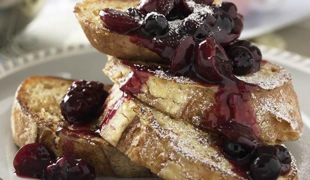 Pan francés con cerezas, el mejor desayuno del verano