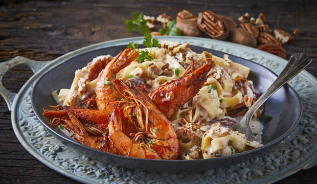 Esta receta de fetuccini con camarones, crema de nuez y queso te convertirá en el Master Chef de la familia