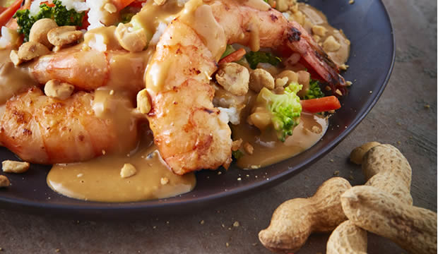 Ensalada de arroz con camarones y aderezo de cacahuate