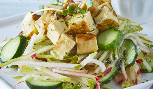Ensalada de pera y pollo con aderezo de tamarindo