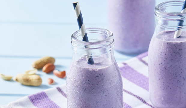 Malteada de blueberry y cacahuate