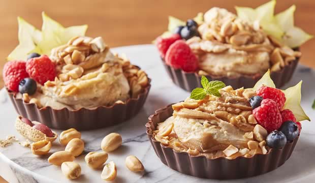 Consiéntete con una deliciosa tarta de crema de cacahuate y chocolate