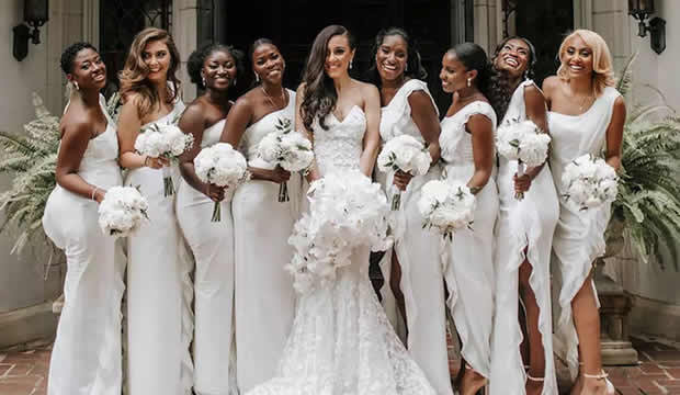 Damas de honor vestidas de blanco, la mejor opción para una boda de primavera
