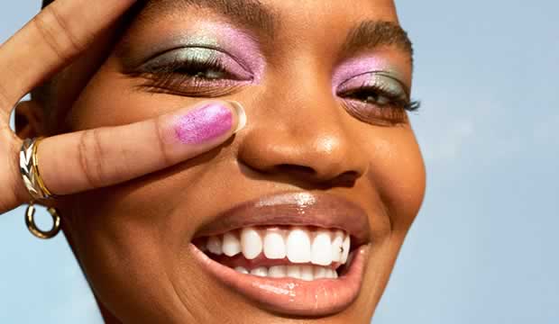 Luce Very Peri esta primavera con Covergirl