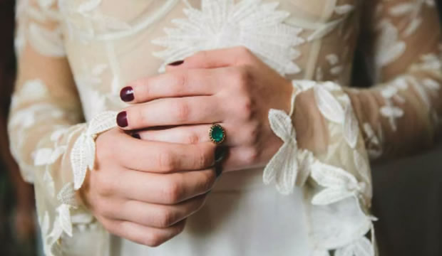 Ideas para elegir un hermoso anillo de compromiso con esmeralda