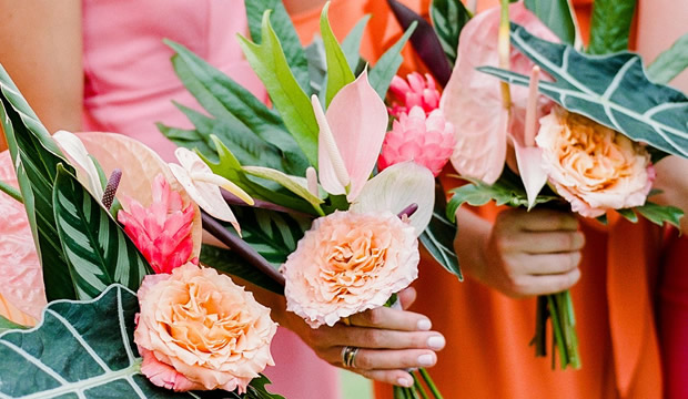 Encantadores ramos de novia tropicales que querrás llevar en un boda