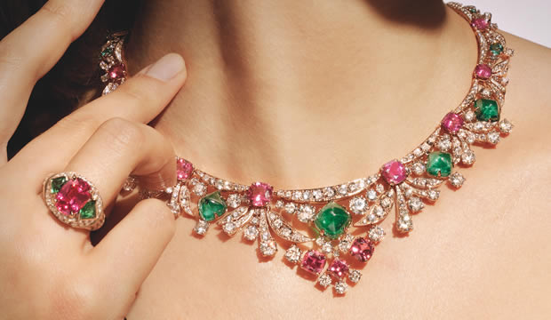 La espinela es la colección de alta joyería “Los Viajes de Color” de Bulgari