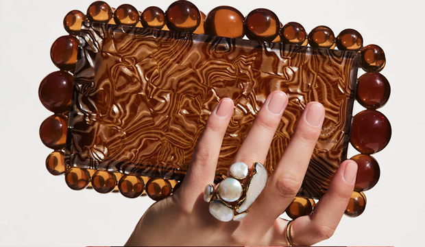 Poderosos bolsos y carteras para llevar el look de invitada al siguiente nivel en cualquier boda de verano