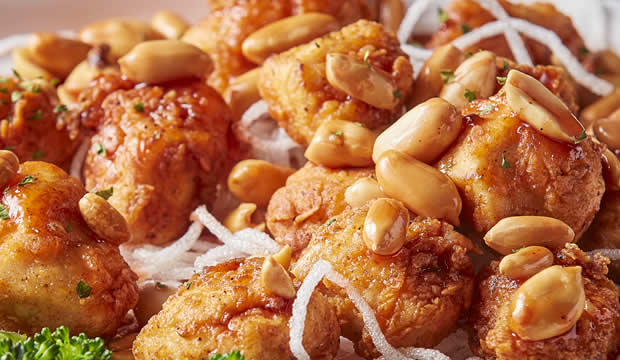 Pollo frito con salsa de miel y cacahuates