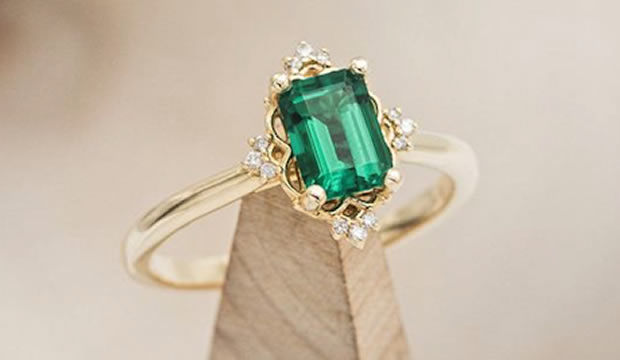 Las esmeraldas se convierten en tendencia para decorar los más románticos anillos de compromiso de la temporada