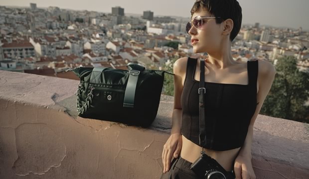 Kipling x Victoria Tang, la colección donde la feminidad se encuentra con el poder
