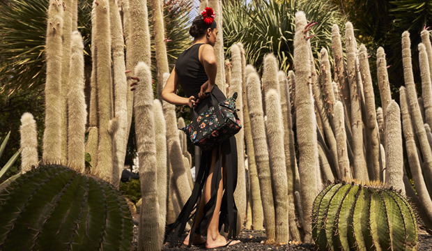 Kipling x Frida Kahlo, ligereza, flores y color