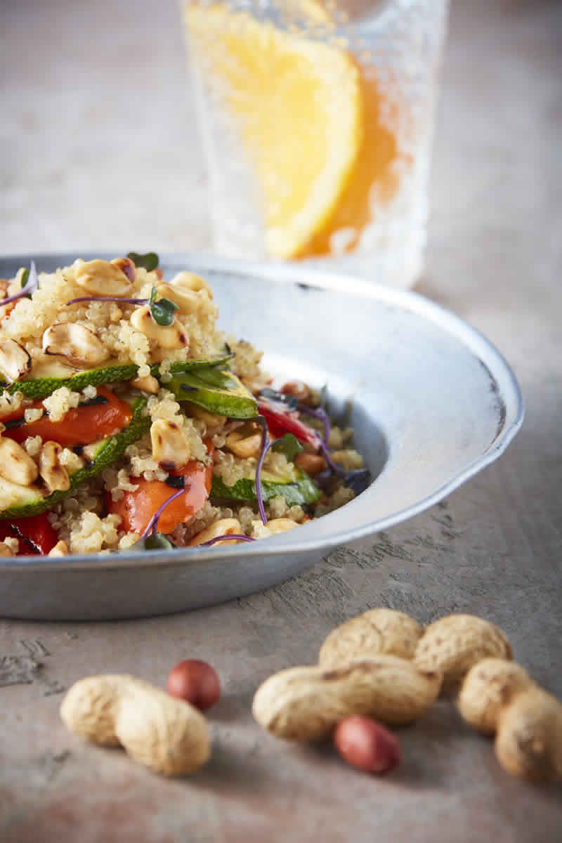 Ensalada de vegetales asados y cacahuates
