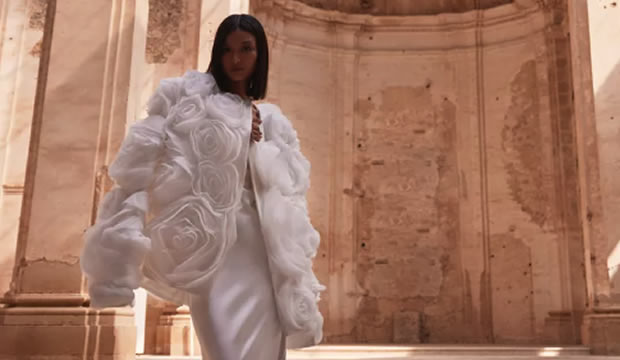 Abrigos de novia con detalles en 3D tu mejor aliado para una boda en invierno