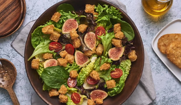 Receta de ensalada de espinaca e higos con crotones de papa al horno