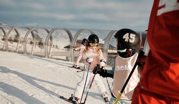 Descubre la emocionante aventura de esquiar en los majestuosos Alpes Franceses con Club Med