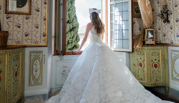 Los lazos como la tendencia romántica más hermosa en vestidos de novia 2025