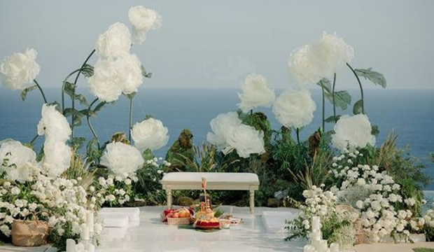 Asombrosos altares de ceremonia en blanco absoluto para elevar tu boda al siguiente nivel