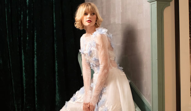 Sutiles acentos de color en vestidos de novia, la tendencia más dulce de la temporada nupcial 2025