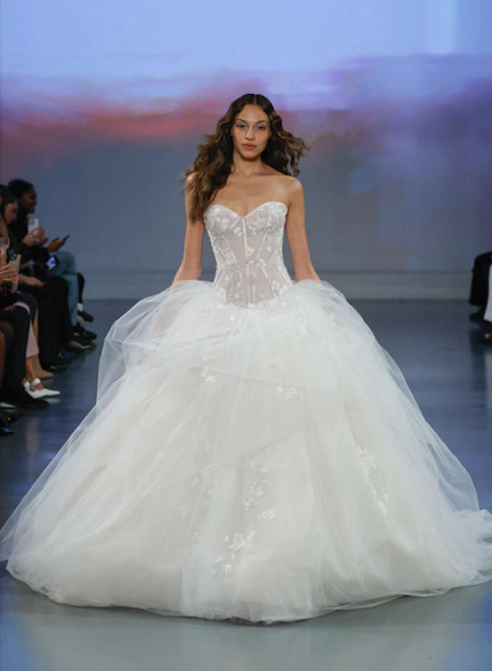 Siete tendencias nupciales que veremos en los vestidos de novia temporada Primavera 2025